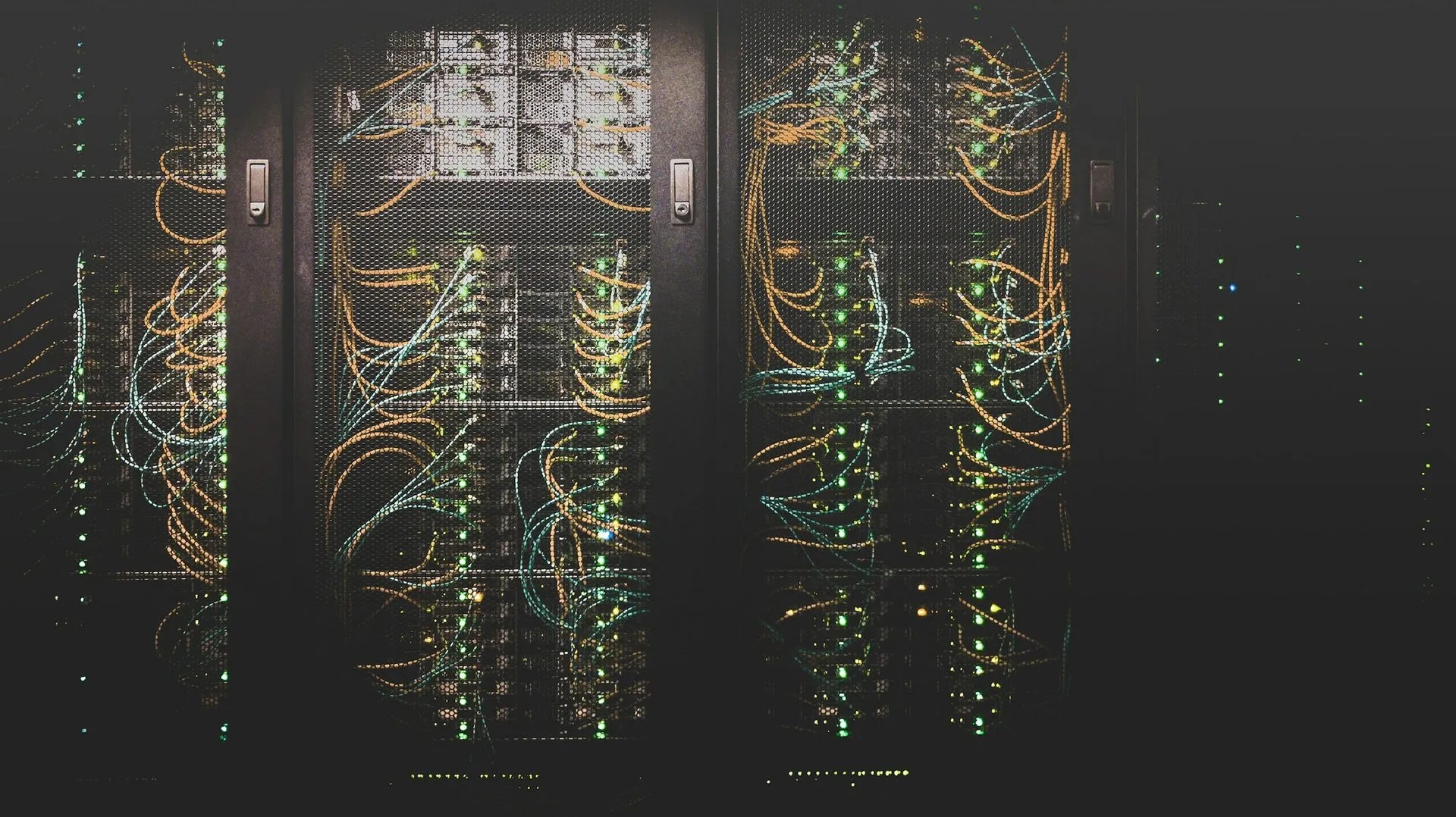 Dietro ogni sito c'è un server: dove sta e come è gestito fa la differenza Cavi di rete blu collegati ai pannelli di un armadio server