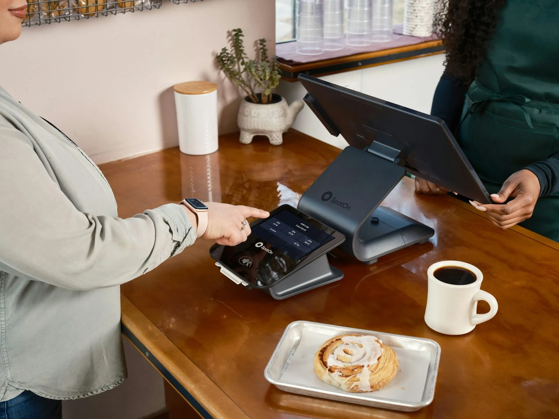 Online o al banco, il cliente si aspetta lo stesso: pagare in fretta e ricevere una conferma Cliente che paga con la carta su un terminale al bancone di un bar