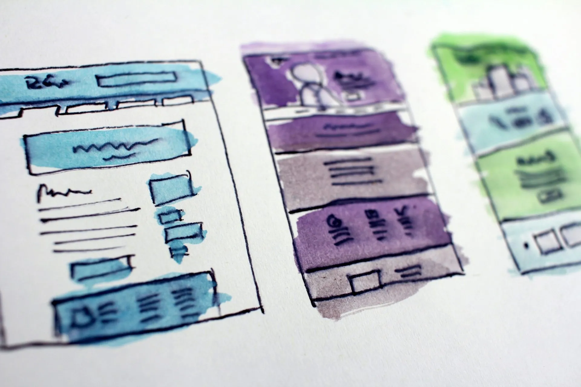 Un rifacimento riparte dalla struttura delle pagine, non dai colori Schizzi a mano di layout di pagine web su fogli bianchi