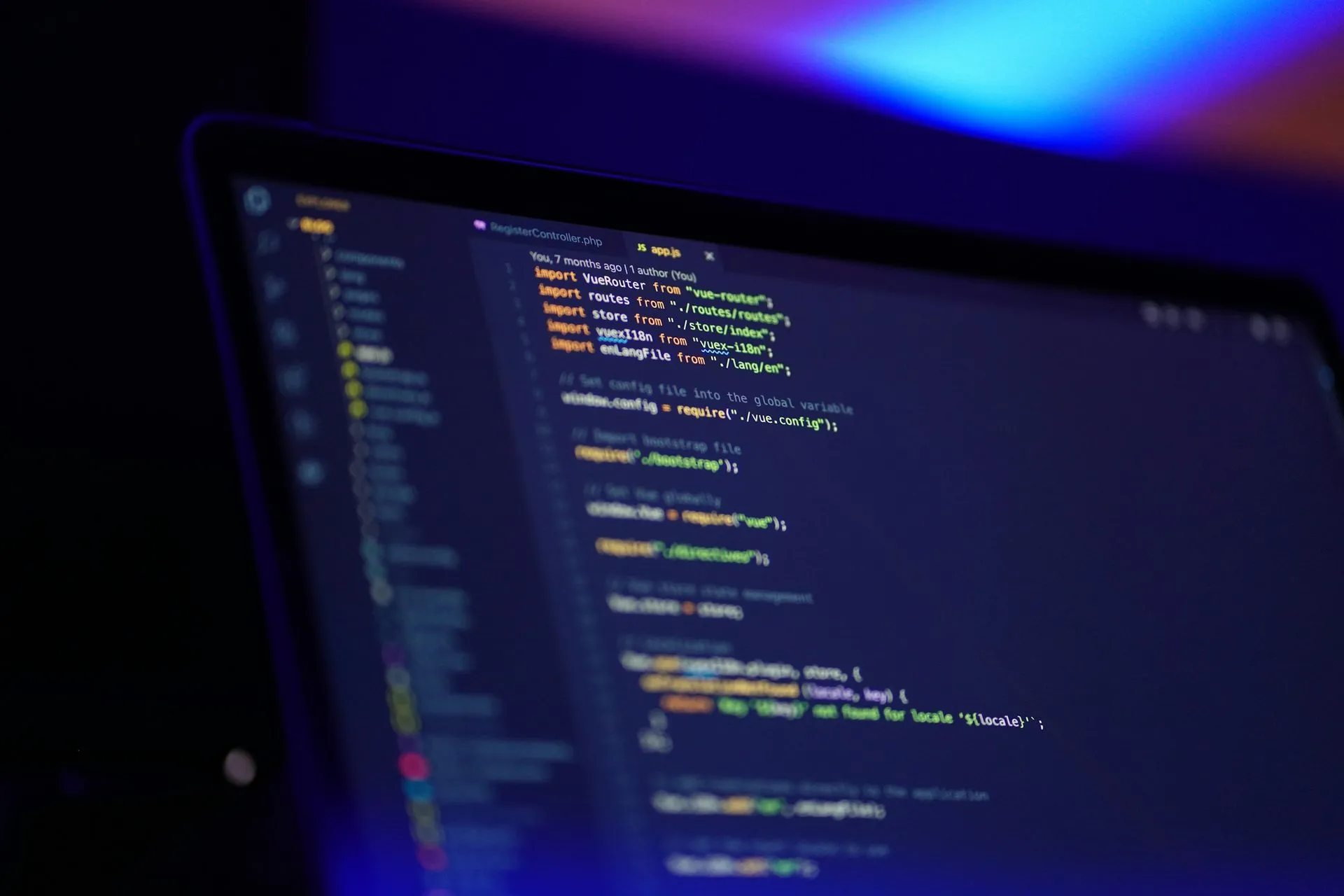 Molti problemi di SEO tecnica si vedono solo nel codice della pagina Schermo di un portatile con codice colorato in un editor