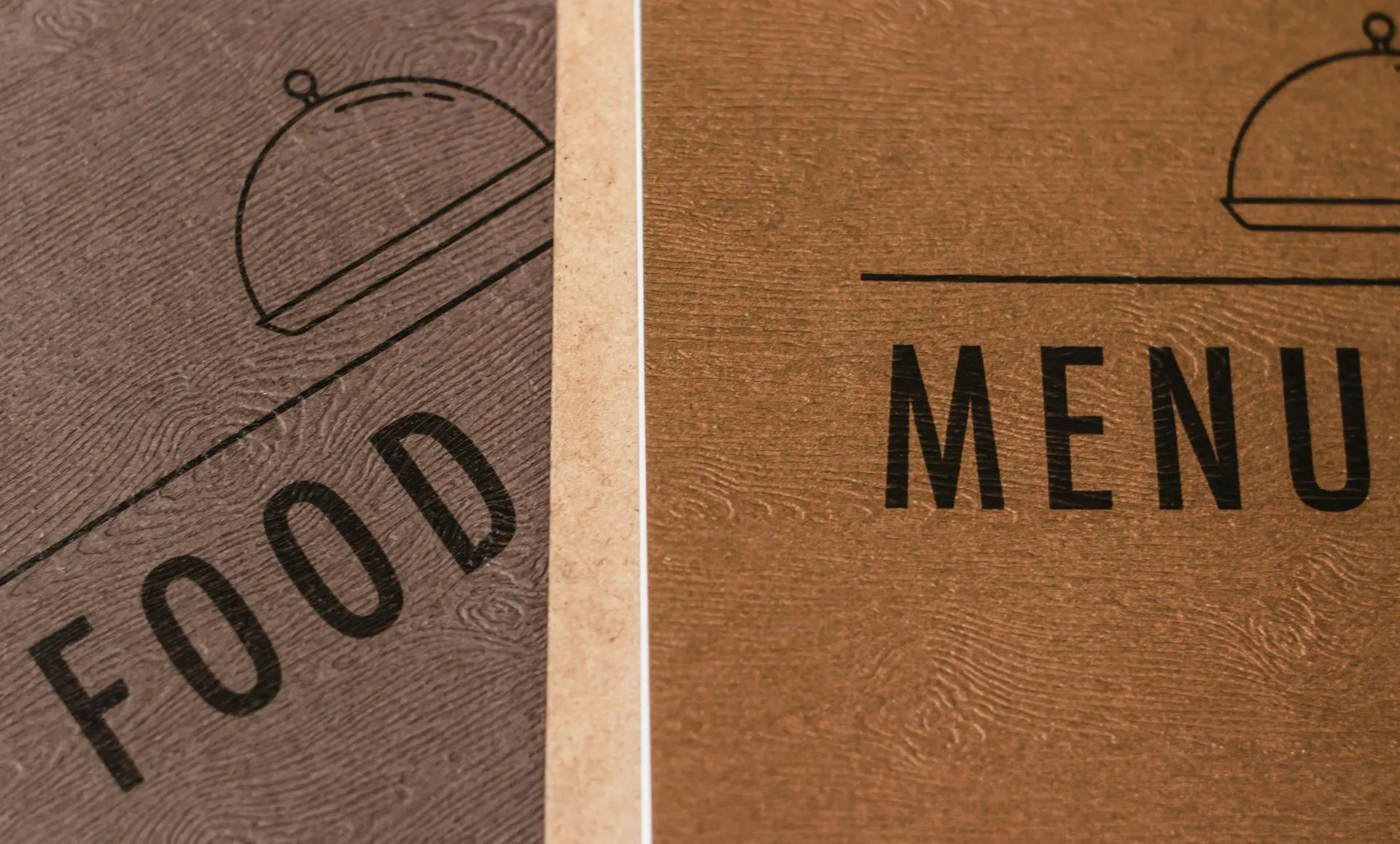 Il menu online è la pagina più visitata: deve leggersi bene sul telefono Cartelle di menu per un ristorante con scritte Food e Menu
