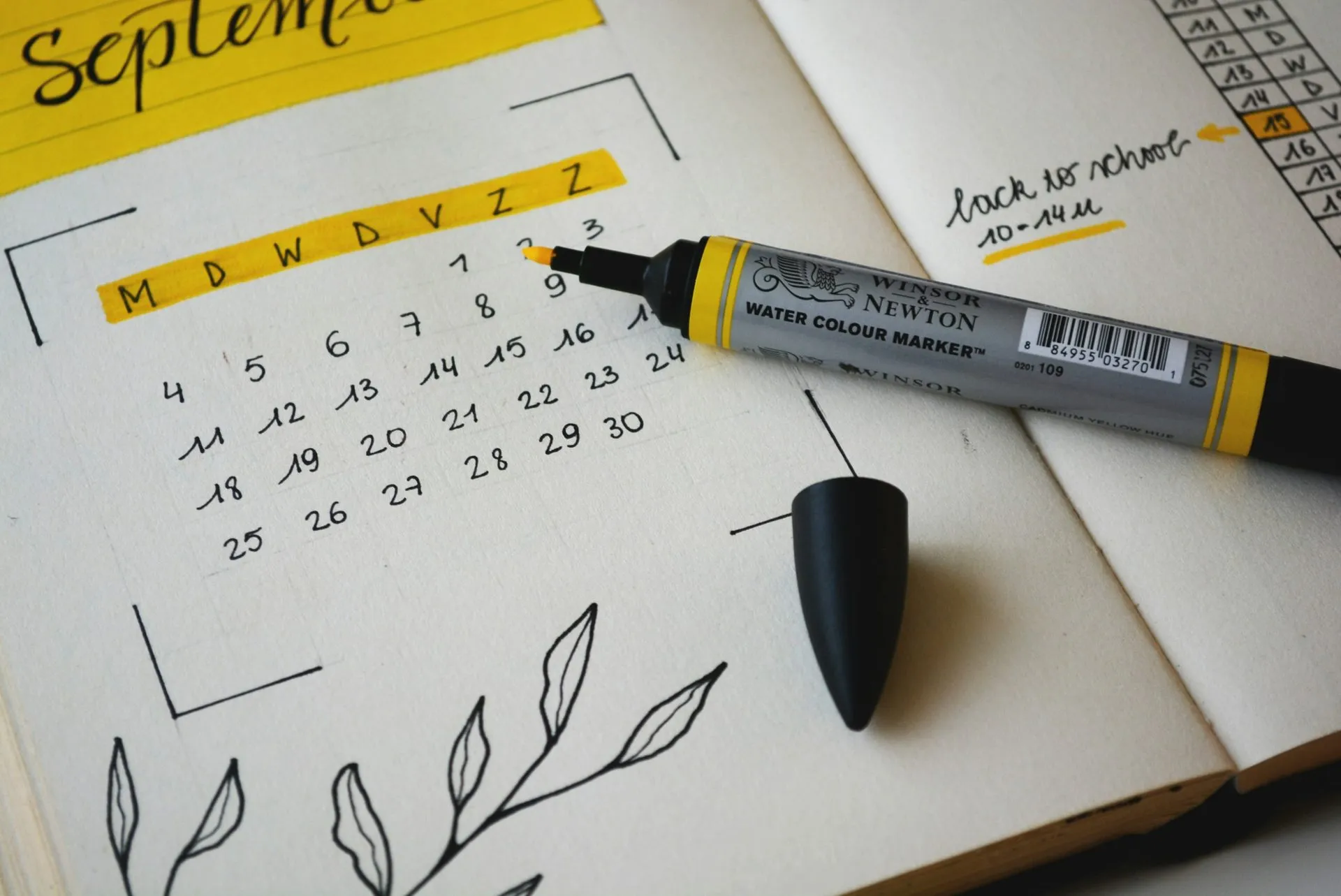 Un calendario chiaro, con le consegne di entrambe le parti, è il modo migliore per rispettare i tempi Calendario mensile disegnato a mano su un'agenda con un pennarello