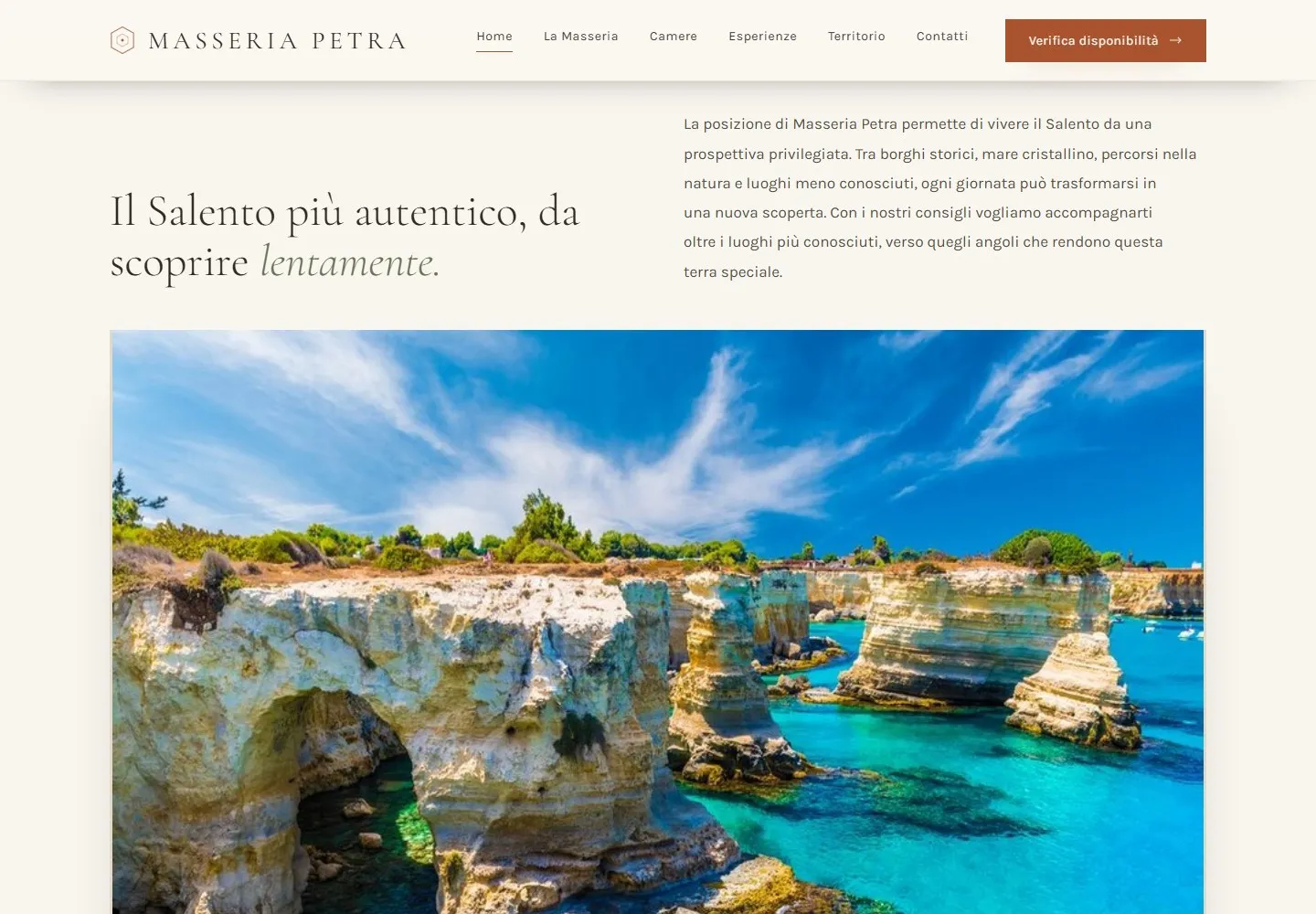 Sezione della home dedicata al Salento, con il titolo a sinistra, il testo a destra e una grande foto di scogliere sul mare turchese.