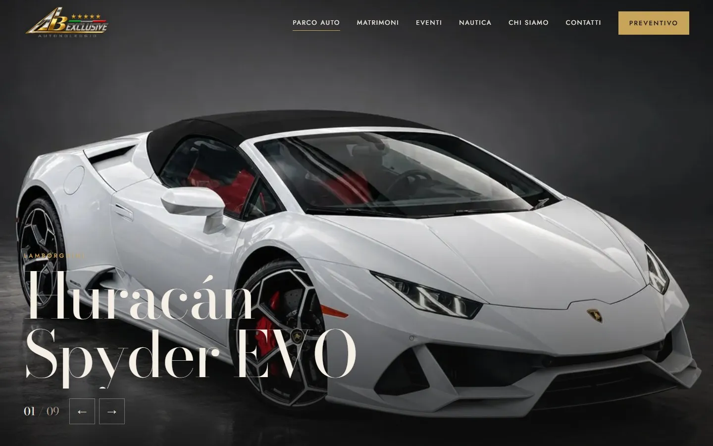 Pagina della Lamborghini Huracán Spyder EVO con l'auto bianca su fondo grigio scuro, il nome in Bodoni sopra la foto e il contatore 01 di 09 con le frecce.