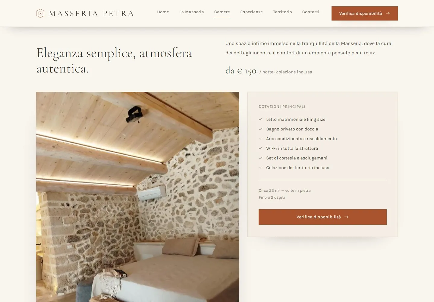 Pagina Camere con la Camera Matrimoniale Deluxe, foto della stanza con muri in pietra e travi di legno, e il riquadro delle dotazioni con il pulsante di verifica.
