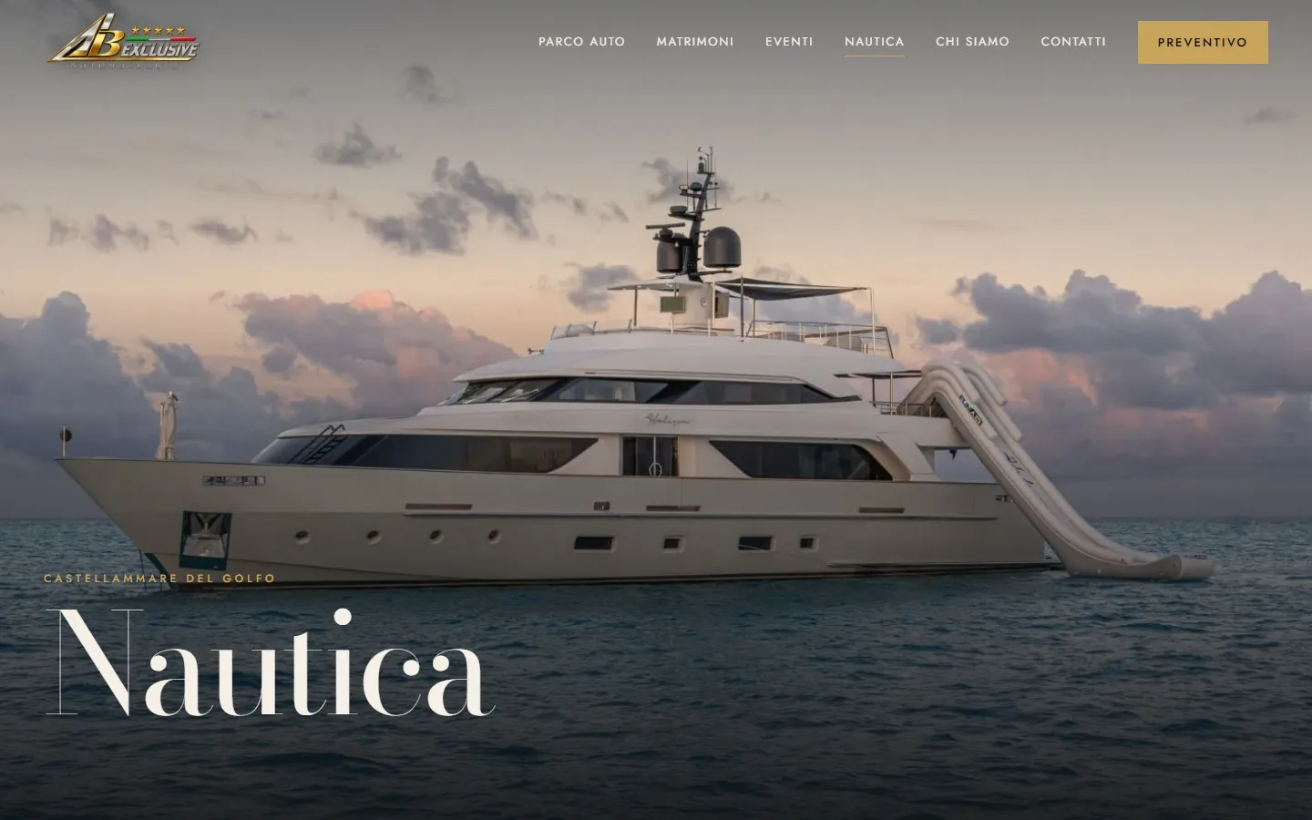 Pagina Nautica con uno yacht bianco in mare al tramonto e il titolo «Nautica» in Bodoni.