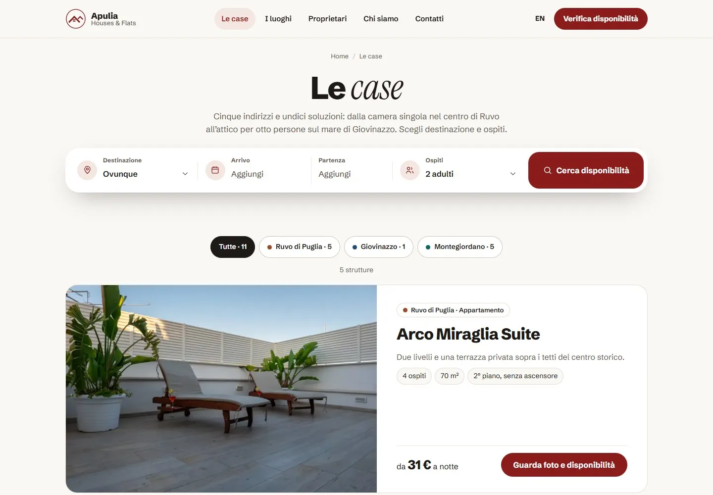 Pagina Le case con il titolo, la barra di ricerca, i filtri per località e la prima casa in elenco con foto della terrazza, dati e prezzo.