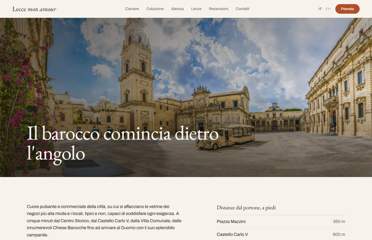 Foto a tutta larghezza di piazza del Duomo di Lecce con il titolo Il barocco comincia dietro l'angolo e, sotto, il testo sul quartiere e le prime distanze a piedi.