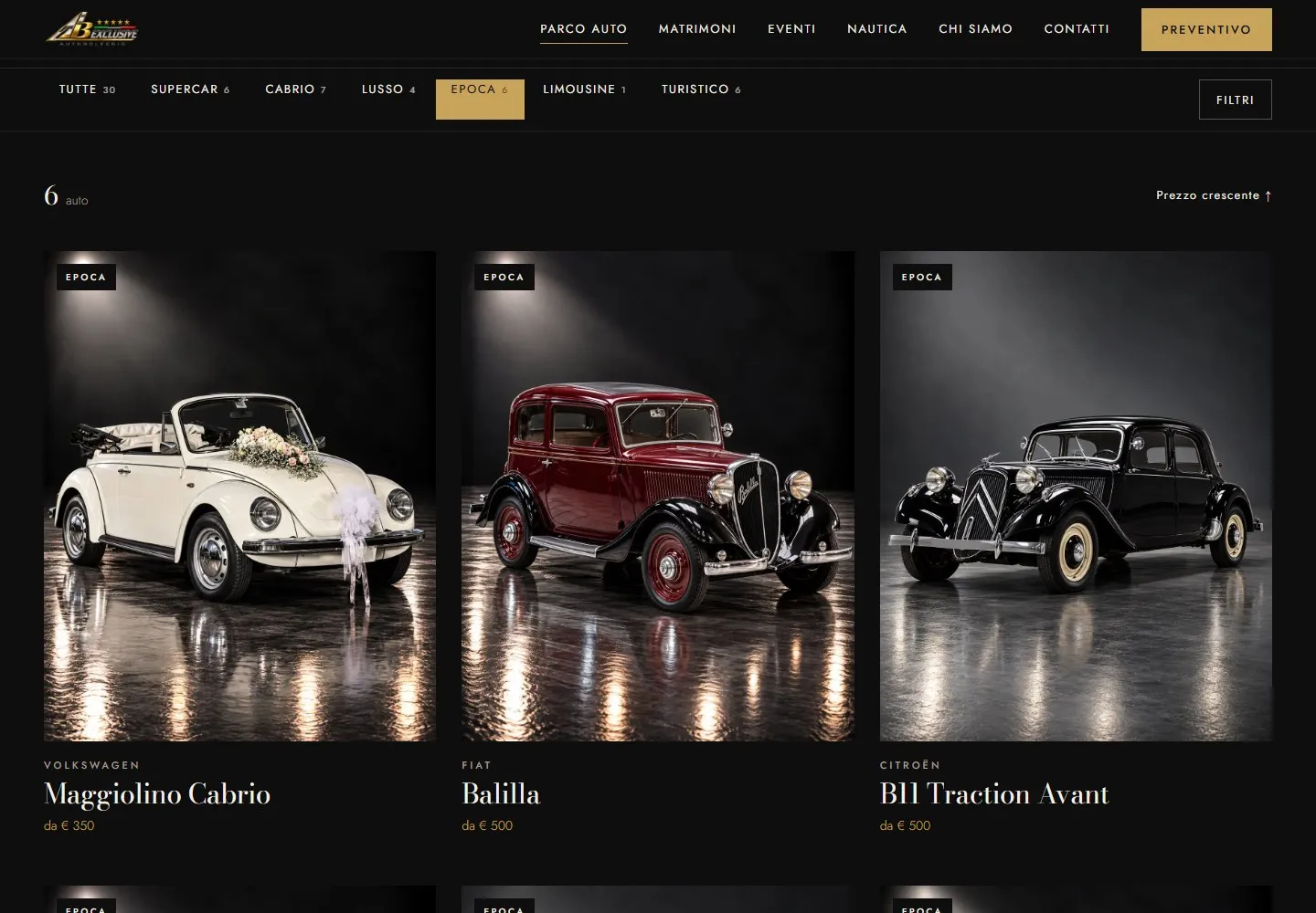 Parco auto filtrato sulla categoria Epoca, con un Maggiolino Cabrio bianco allestito con i fiori, una Fiat Balilla bordeaux e una Citroën B11 Traction Avant nera.