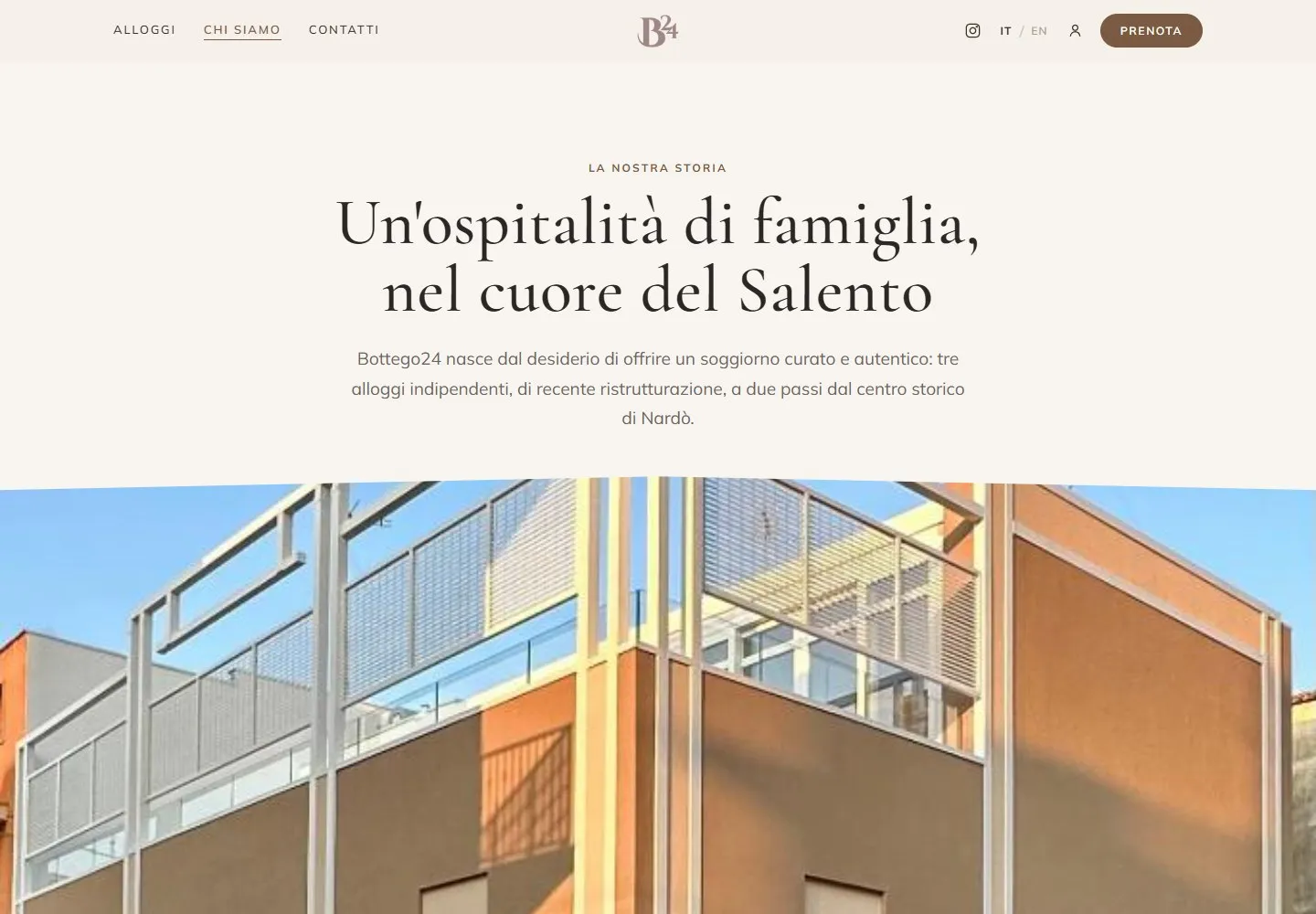 Pagina Chi siamo con il titolo centrato «Un'ospitalità di famiglia, nel cuore del Salento» e la foto dell'edificio a tutta larghezza con il bordo superiore curvo.