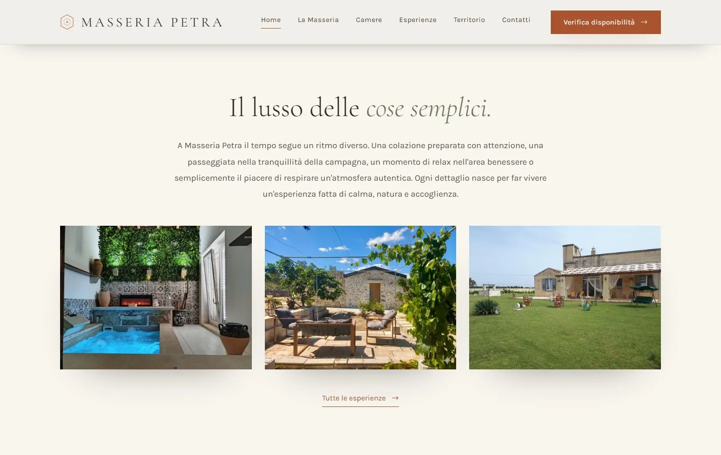 Sezione Il lusso delle cose semplici, con titolo centrato, un breve testo e tre foto della vasca, del patio e del giardino.