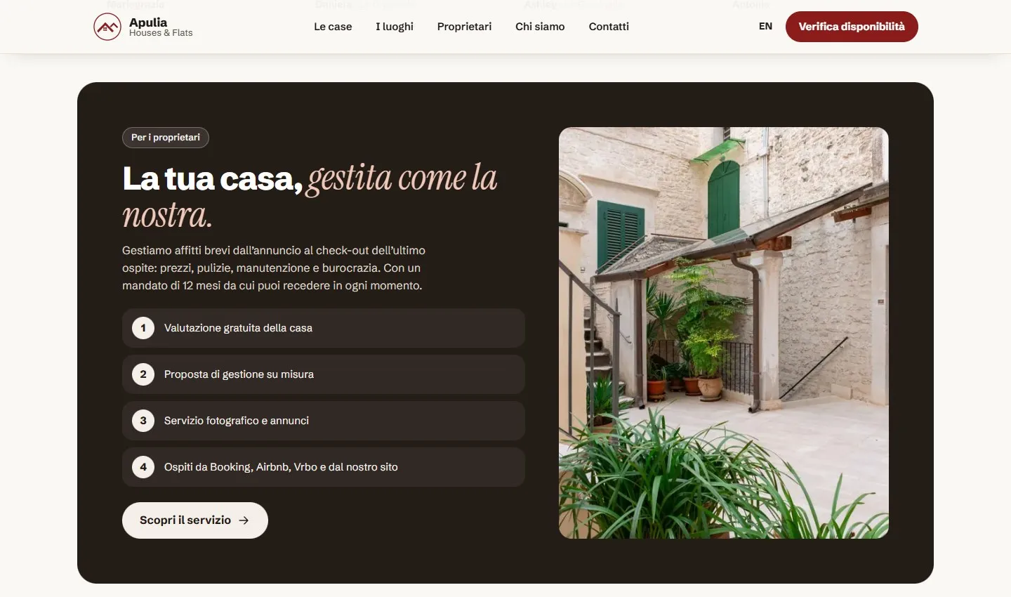 Riquadro scuro per i proprietari in home, con il titolo La tua casa, gestita come la nostra, quattro passi numerati e la foto di un cortile in pietra con piante.