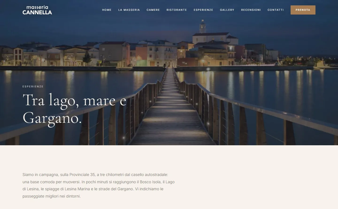 Apertura della pagina Esperienze con il pontile illuminato sul Lago di Lesina di notte e il titolo «Tra lago, mare e Gargano».