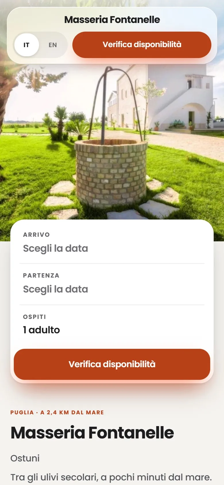 Portale di prenotazione di Masseria Fontanelle sul telefono, con la foto del pozzo davanti alla masseria bianca, la scelta della lingua, e il riquadro con arrivo, partenza, ospiti e il pulsante Verifica disponibilità.